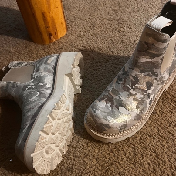 Ariat Women's Camouflage Ankle Boots - Gray and White - Picture 1 of 1
